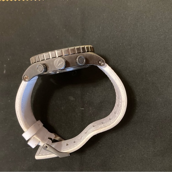 Nixon 51-30 Chrono White Leather band Watch - Picture 7 of 7